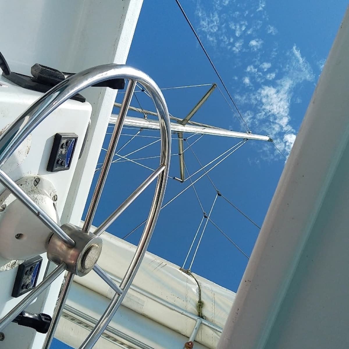 La barre à roue et le mât du catamaran Guyavoile